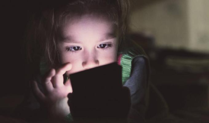 ¿Cómo prevenir riesgos digitales y explotación infantil en redes?